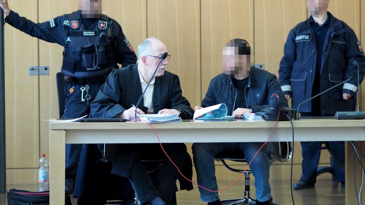 Frohe Botschaft vom Verteidiger? Ein 32 Jahre alter Mann, bekannt als „Pate von Salzgitter“, muss sich aktuell wegen des  Vorwurfs verantworten, bei einem Bekannten Drogen im Kilobereich geordert zu haben. Das Strafmaß für diesen Handel mit „nicht geringen Mengen“ wird mit Inkrafttreten des neuen Cannbisgesetzes erheblich sinken. 