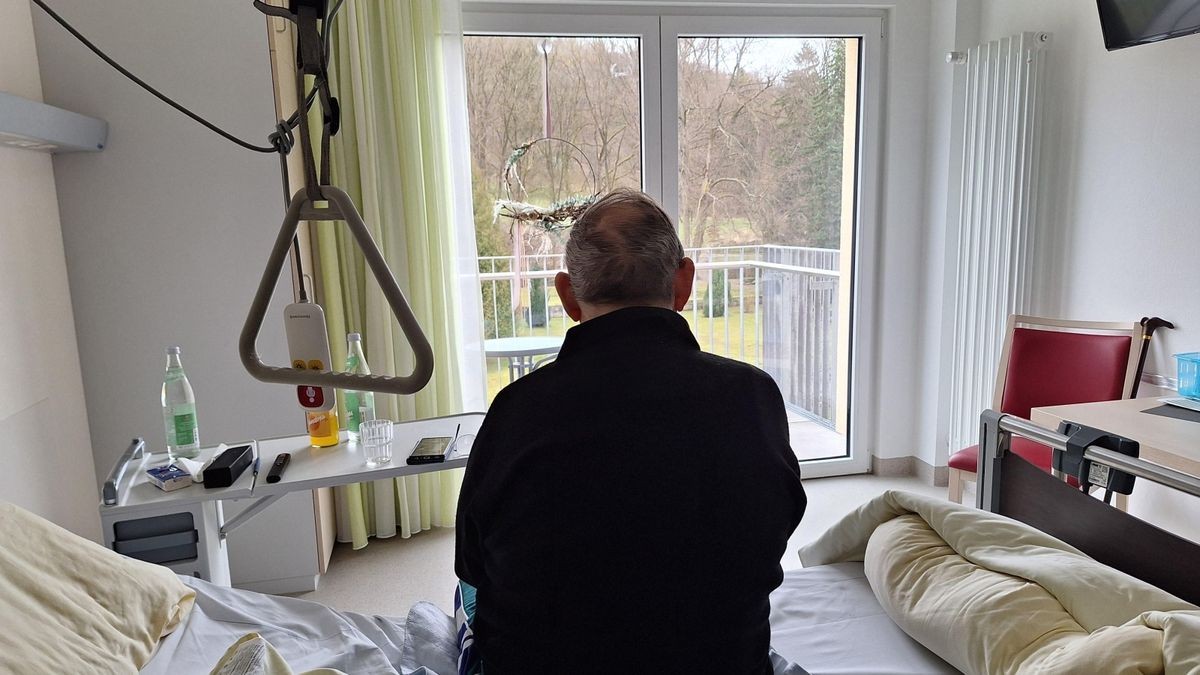 Vom Krankenbett aus haben die Patienten einen guten Ausblick. Die Zimmer besitzen zudem einen Balkon, sodass sie die Natur genießen können.