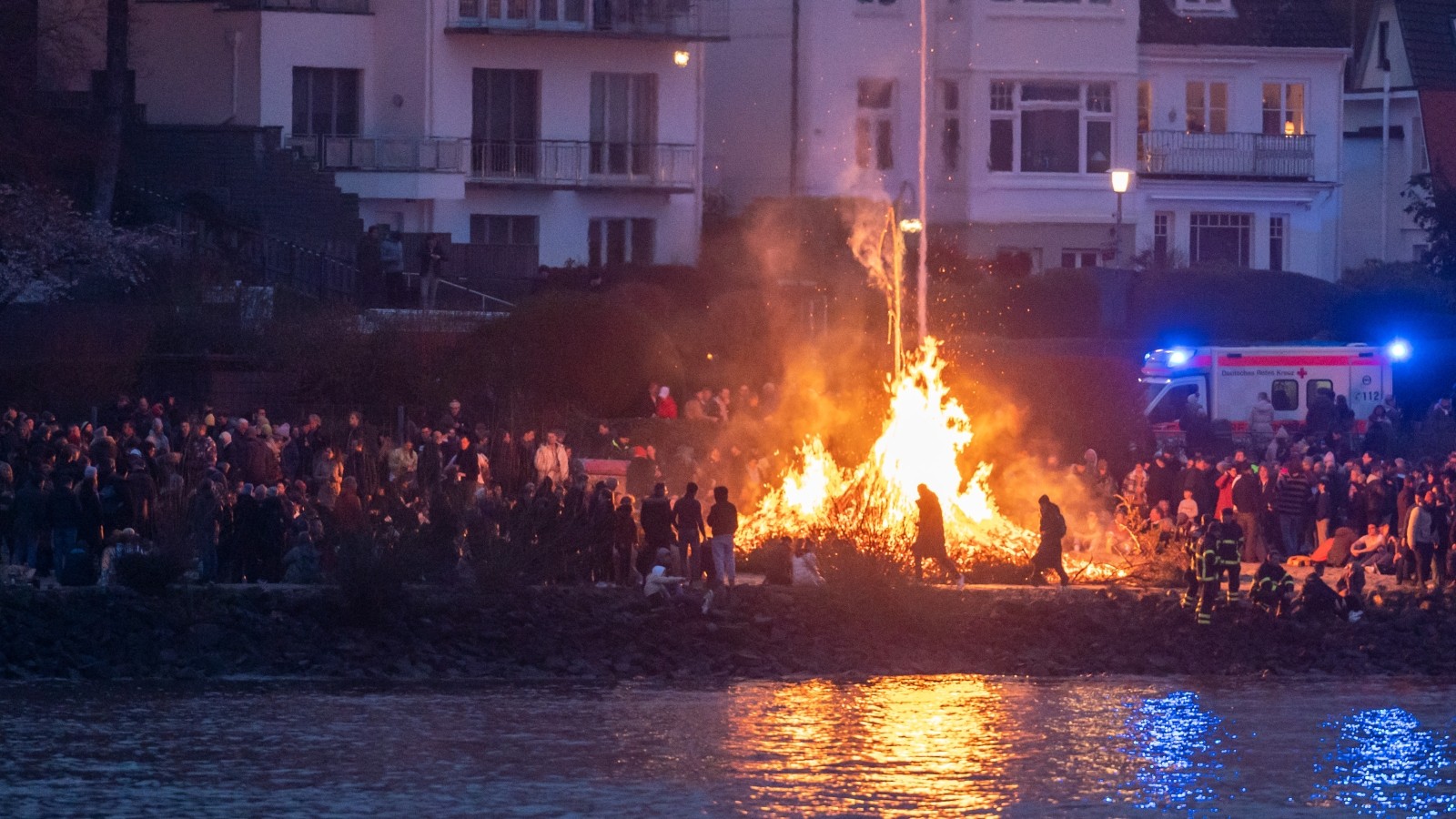 Osterfeuer 2024 Hamburg: Flammen lodern nicht nur in Blankenese – Tipps ...