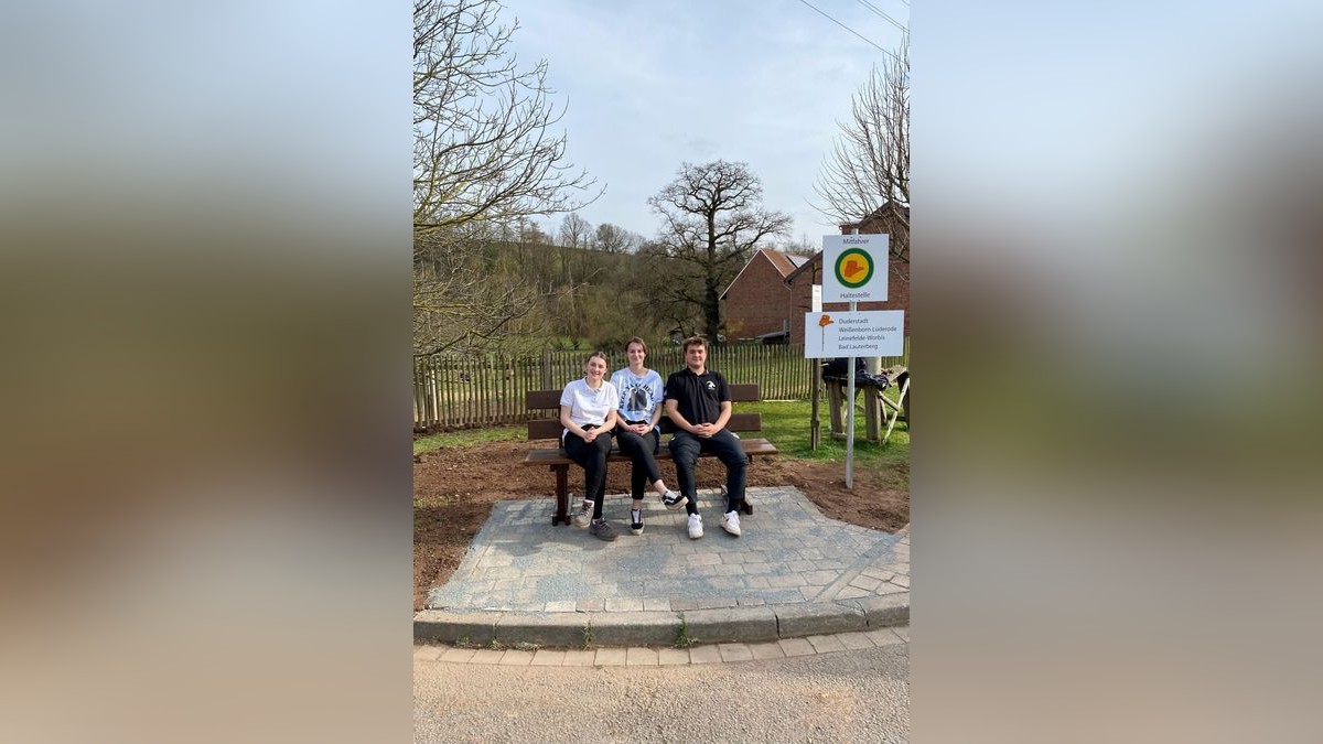 Die Mitfahrbank haben Emma Löffelholz (links), Pauline Tischer und Yannik Gaertner in Silkerode aufgestellt.