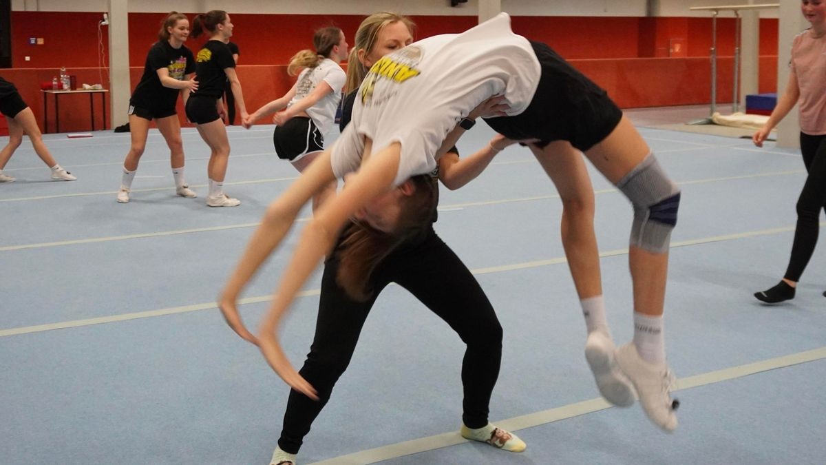 Probetraining bei den Angels Cheerleader Gera: Turnen, Akrobatik und viel Disziplin.