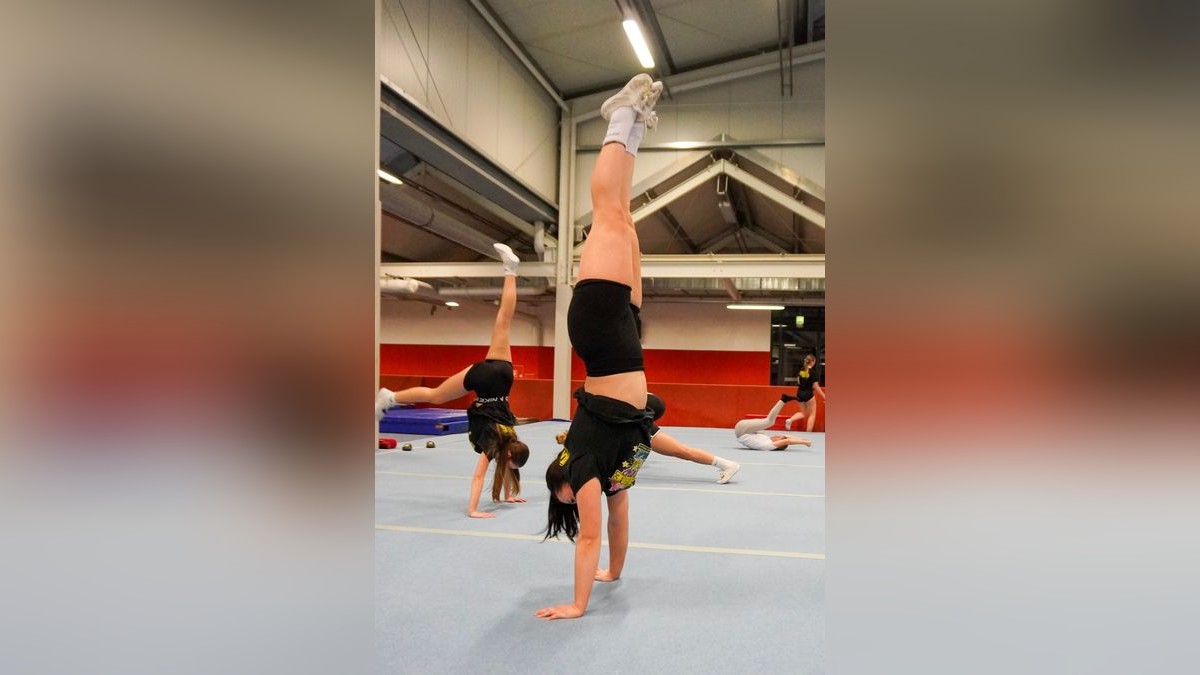 Probetraining bei den Angels Cheerleader Gera: Turnen, Akrobatik und viel Disziplin.