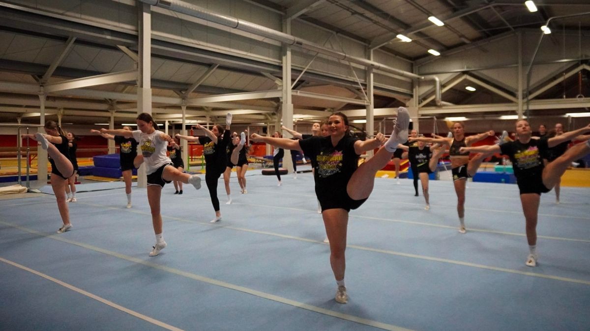 Probetraining bei den Angels Cheerleader Gera: Turnen, Akrobatik und viel Disziplin.