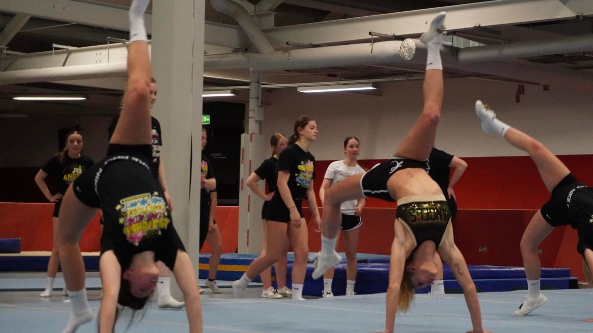 Probetraining bei den Angels Cheerleader Gera: Turnen, Akrobatik und viel Disziplin.