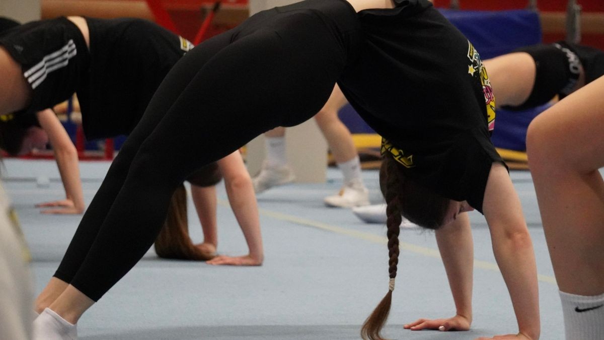 Probetraining bei den Angels Cheerleader Gera: Turnen, Akrobatik und viel Disziplin.