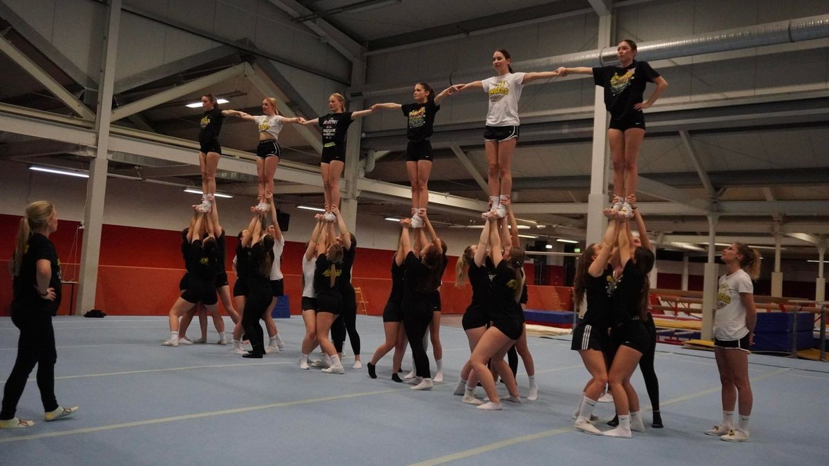 Probetraining bei den Angels Cheerleader Gera: Turnen, Akrobatik und viel Disziplin.