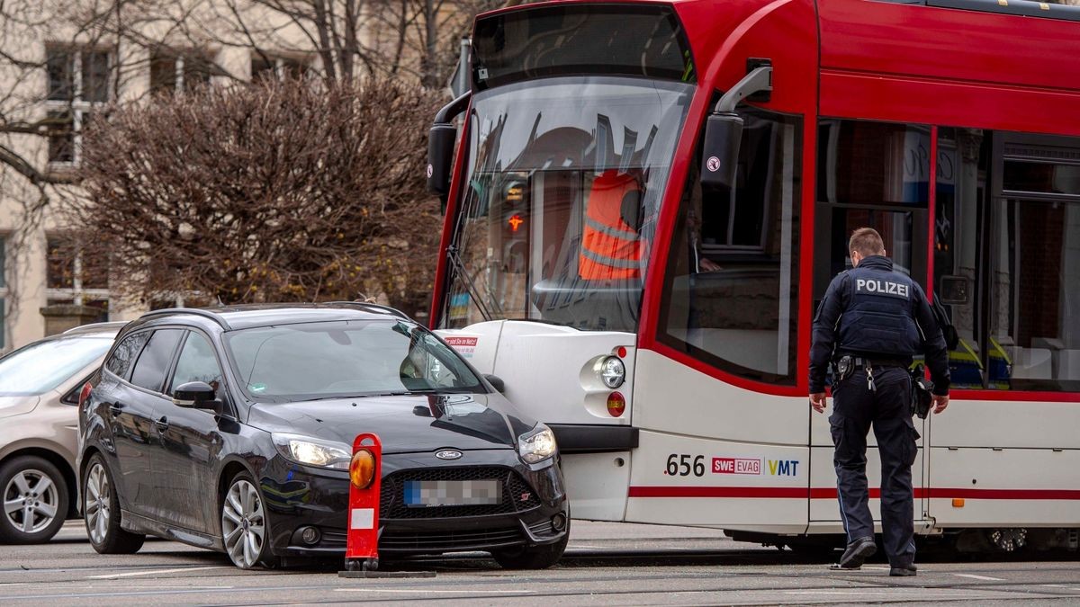 In der Leipziger Straße kam es zu einem Zusammenstoß zwischen einer Autofahrerin und einer Straßenbahn.