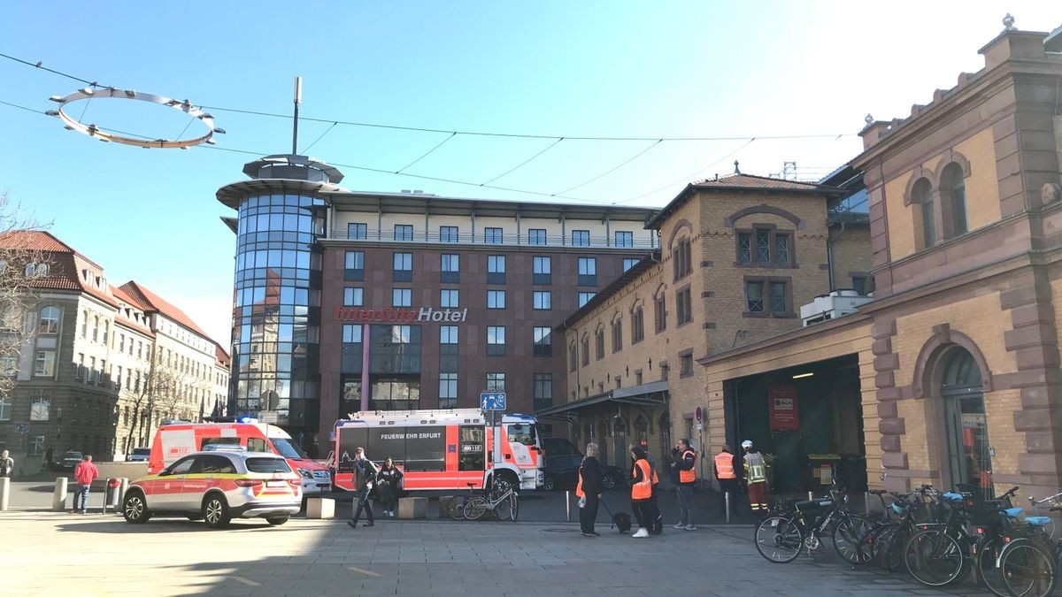 28. März: Ein Fehlalarm löste einen Feuerwehreinsatz am Erfurter Hauptbahnhof aus. Fahrgäste und Angestellte mussten das Gebäude verlassen.