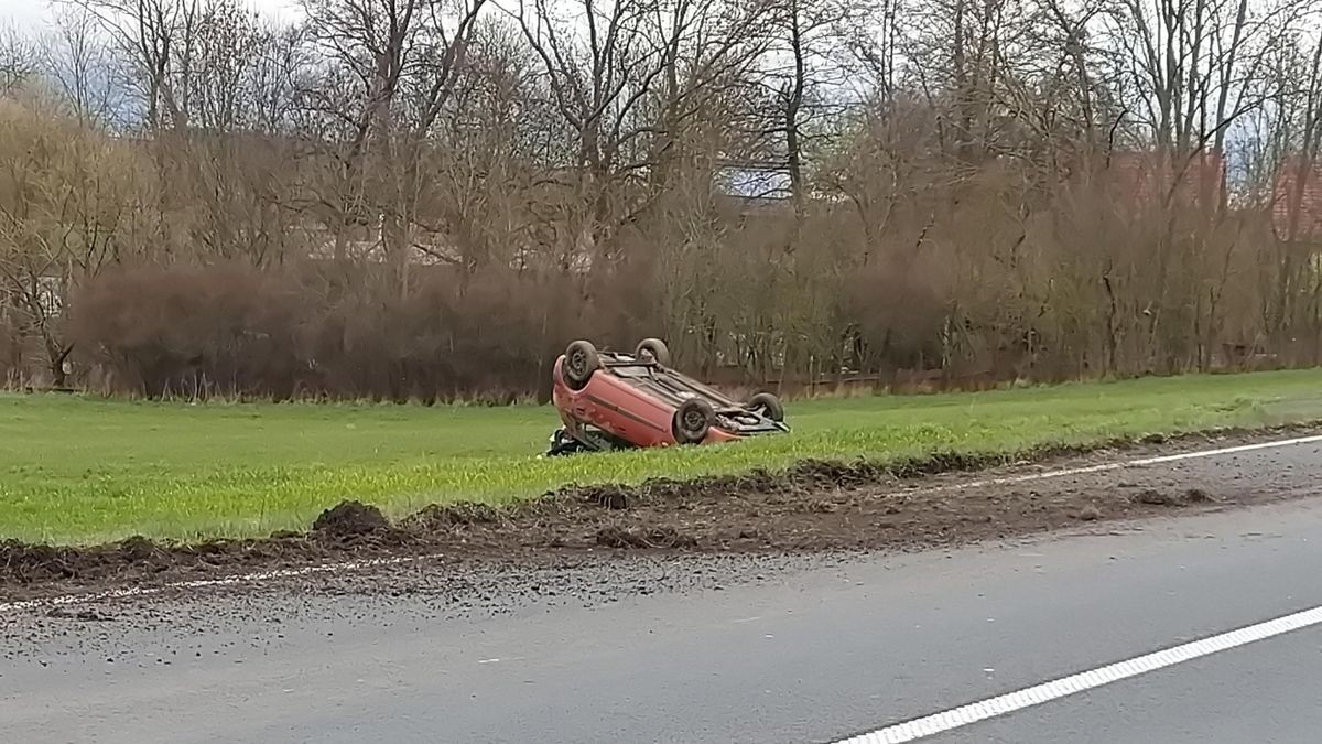 Bei dem Unfall wurden der Fahrer und seine Beifahrerin verletzt.