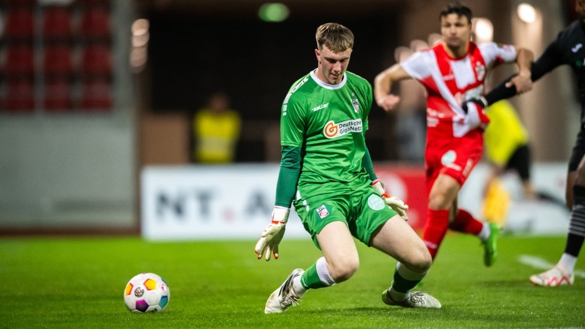 Rot-Weiß-Torhüter Pascal Manitz wird zum frühen 0:1 überwunden.