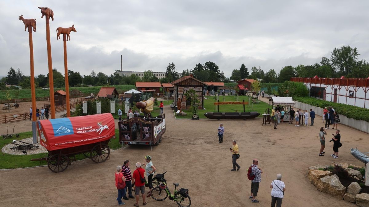 Besucher stehen bei der Eröffnung des neuen Bratwurstmuseums auf dem Museumsgelände. (Archivbild)