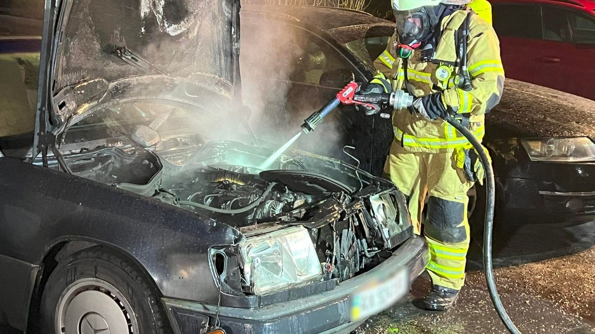 Rund 30 Einsatzkräfte der Nordhäuser Berufsfeuerwehr und zahlreicher freiwilliger Wehren löschten die Flammen.