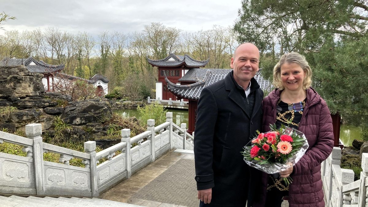 Zur Saisoneröffnung im Chinesischen Garten in Weißensee überreichte Bürgermeister Daniel Ecke (Bündnis für Weißensee) einen Blumenstrauß an Freia Sauerbier als erste Besucherin in diesem Jahr.