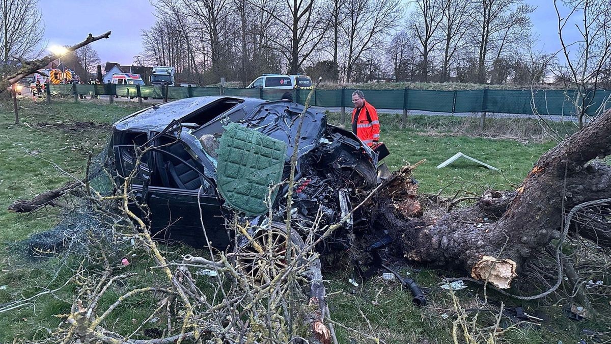 Warum es zu dem Unfall kam und wer von beiden Insassen am Steuer saß, wird nun durch die Polizei ermittelt.