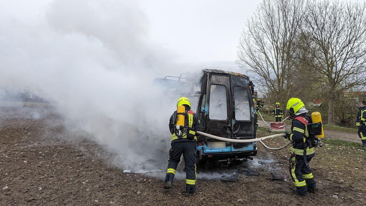 Ein Bus stand am Mittag des Karfreitags nahe Schlotheim in Flammen.