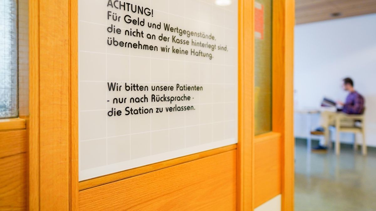 Der Schriftzug „ACHTUNG! Für Geld und Wertgegenstände, die nicht an der Kasse hinterlegt sind, übernehmen wir keine Haftung.“ ist auf der Glasscheibe eines Stationszimmers des Klinikums angebracht.