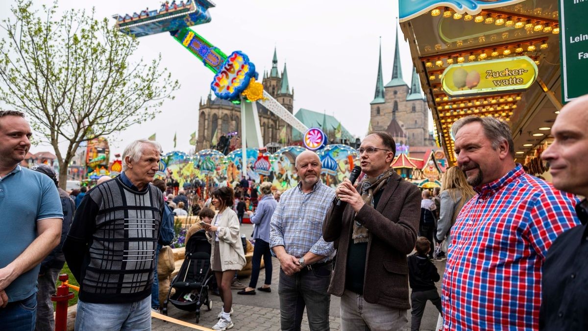 Der Erfurter Altstadtfrühling sorgt für eine Mischung aus Spannung, Nervenkitzel und Spaß für die ganze Familie. Vom 30. März bis zum 14. April 2024 laden wieder 56 Schausteller auf dem Erfurter Domplatz ein. Getestet wurden vom Beigeordneten für Kultur, Stadtentwicklung und Welterbe - Dr. Tobias J. Knoblich und dem Beigeordneten für Sicherheit, Umwelt und Sport - Andreas Horn die Geisterbahn und der „fliegende Teppich“. Ihr Urteil ist: Spaßfaktor garantiert.