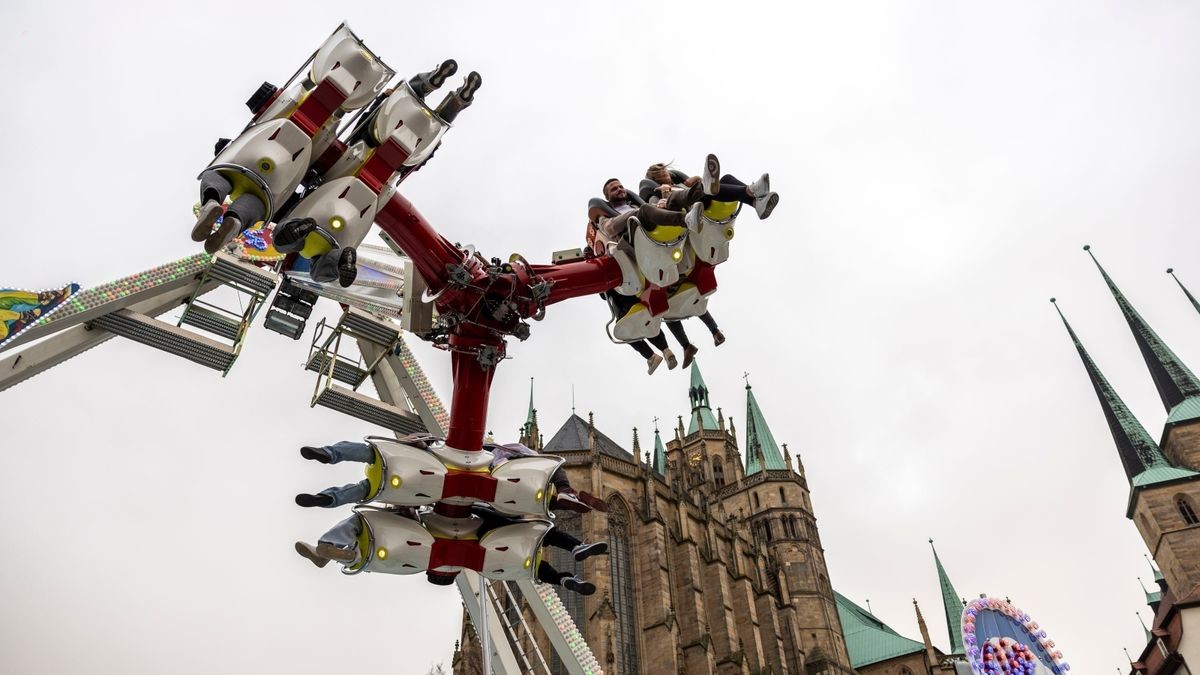 Der Erfurter Altstadtfrühling sorgt für eine Mischung aus Spannung, Nervenkitzel und Spaß für die ganze Familie. Vom 30. März bis zum 14. April 2024 laden wieder 56 Schausteller auf dem Erfurter Domplatz ein. Getestet wurden vom Beigeordneten für Kultur, Stadtentwicklung und Welterbe - Dr. Tobias J. Knoblich und dem Beigeordneten für Sicherheit, Umwelt und Sport - Andreas Horn die Geisterbahn und der „fliegende Teppich“. Ihr Urteil ist: Spaßfaktor garantiert.