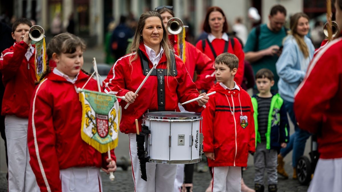 Der Erfurter Altstadtfrühling sorgt für eine Mischung aus Spannung, Nervenkitzel und Spaß für die ganze Familie. Vom 30. März bis zum 14. April 2024 laden wieder 56 Schausteller auf dem Erfurter Domplatz ein. Getestet wurden vom Beigeordneten für Kultur, Stadtentwicklung und Welterbe - Dr. Tobias J. Knoblich und dem Beigeordneten für Sicherheit, Umwelt und Sport - Andreas Horn die Geisterbahn und der „fliegende Teppich“. Ihr Urteil ist: Spaßfaktor garantiert.