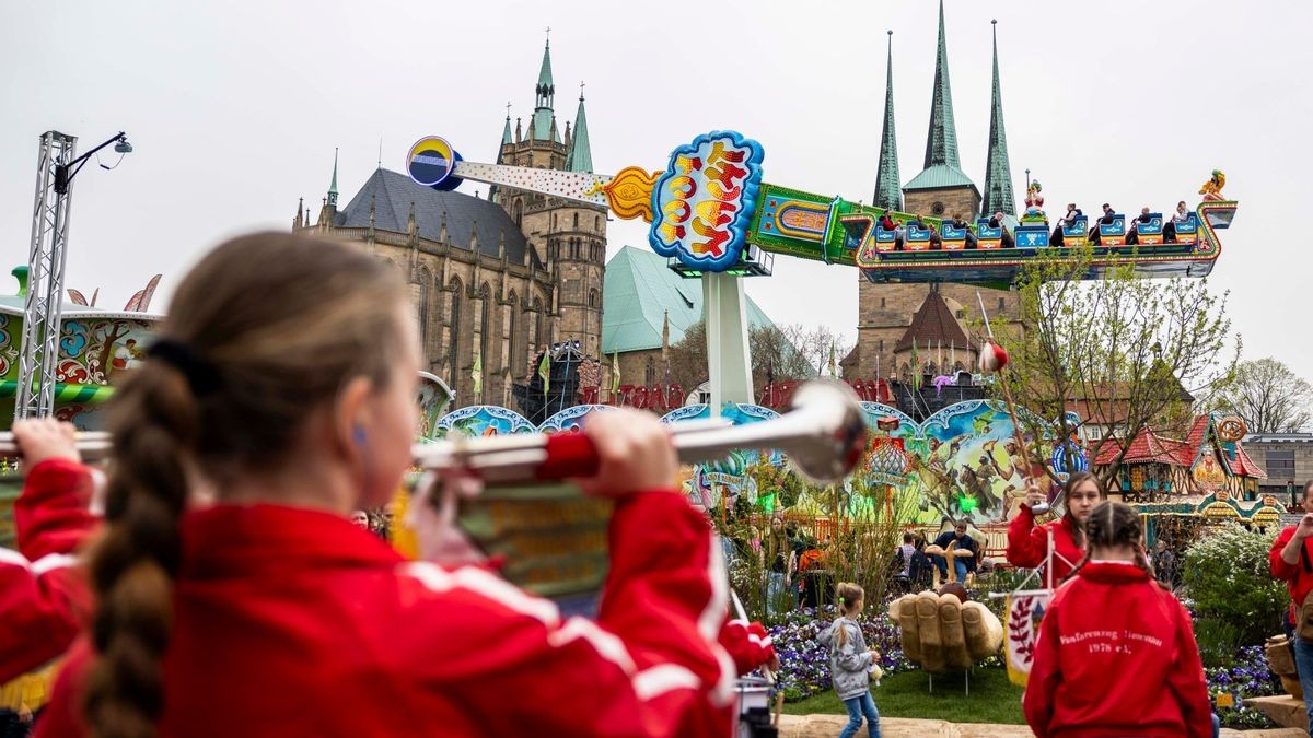 Der Erfurter Altstadtfrühling sorgt für eine Mischung aus Spannung, Nervenkitzel und Spaß für die ganze Familie. Vom 30. März bis zum 14. April 2024 laden wieder 56 Schausteller auf dem Erfurter Domplatz ein. Getestet wurden vom Beigeordneten für Kultur, Stadtentwicklung und Welterbe - Dr. Tobias J. Knoblich und dem Beigeordneten für Sicherheit, Umwelt und Sport - Andreas Horn die Geisterbahn und der „fliegende Teppich“. Ihr Urteil ist: Spaßfaktor garantiert.