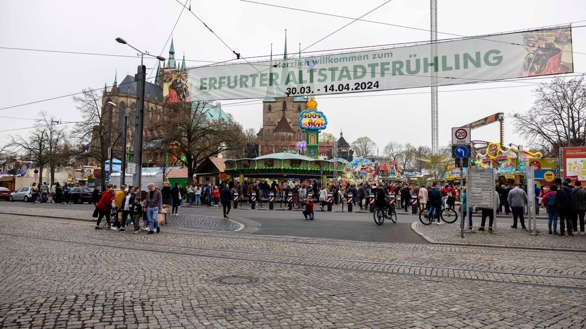 Der Erfurter Altstadtfrühling sorgt für eine Mischung aus Spannung, Nervenkitzel und Spaß für die ganze Familie. Vom 30. März bis zum 14. April 2024 laden wieder 56 Schausteller auf dem Erfurter Domplatz ein. Getestet wurden vom Beigeordneten für Kultur, Stadtentwicklung und Welterbe - Dr. Tobias J. Knoblich und dem Beigeordneten für Sicherheit, Umwelt und Sport - Andreas Horn die Geisterbahn und der „fliegende Teppich“. Ihr Urteil ist: Spaßfaktor garantiert.