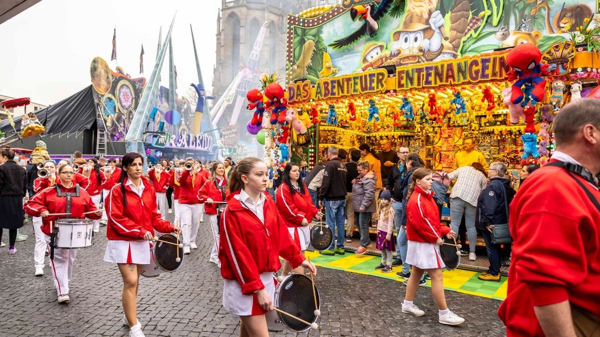 Der Erfurter Altstadtfrühling sorgt für eine Mischung aus Spannung, Nervenkitzel und Spaß für die ganze Familie. Vom 30. März bis zum 14. April 2024 laden wieder 56 Schausteller auf dem Erfurter Domplatz ein. Getestet wurden vom Beigeordneten für Kultur, Stadtentwicklung und Welterbe - Dr. Tobias J. Knoblich und dem Beigeordneten für Sicherheit, Umwelt und Sport - Andreas Horn die Geisterbahn und der „fliegende Teppich“. Ihr Urteil ist: Spaßfaktor garantiert.