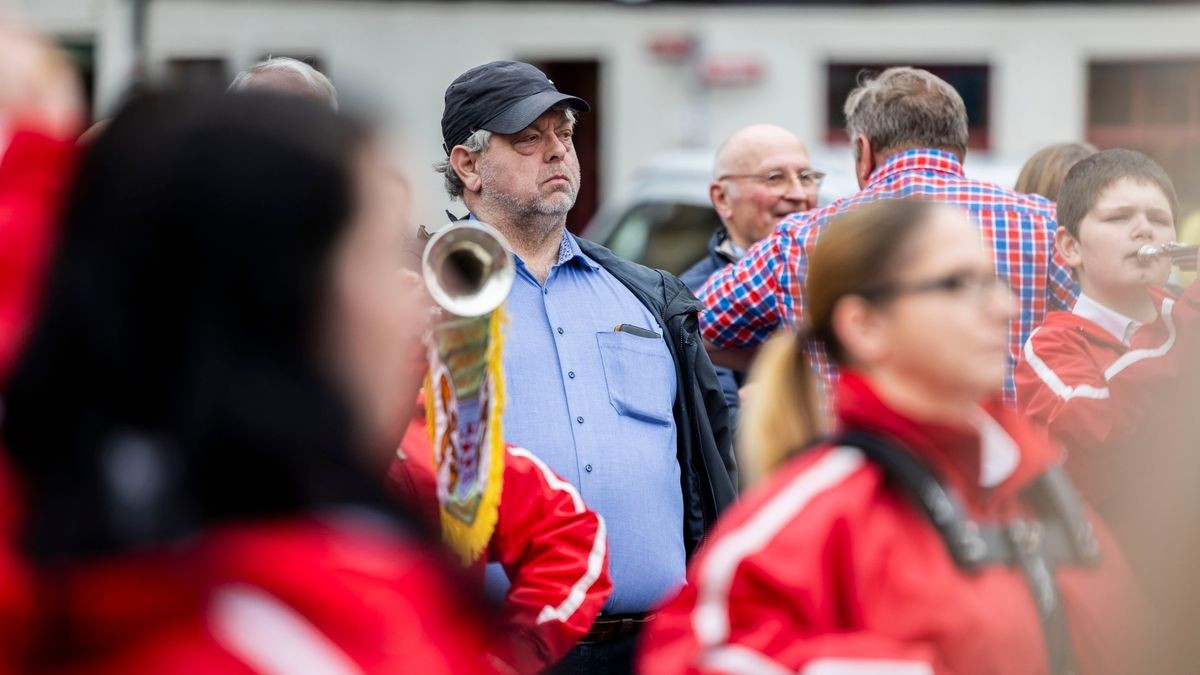 Der Erfurter Altstadtfrühling sorgt für eine Mischung aus Spannung, Nervenkitzel und Spaß für die ganze Familie. Vom 30. März bis zum 14. April 2024 laden wieder 56 Schausteller auf dem Erfurter Domplatz ein. Getestet wurden vom Beigeordneten für Kultur, Stadtentwicklung und Welterbe - Dr. Tobias J. Knoblich und dem Beigeordneten für Sicherheit, Umwelt und Sport - Andreas Horn die Geisterbahn und der „fliegende Teppich“. Ihr Urteil ist: Spaßfaktor garantiert.