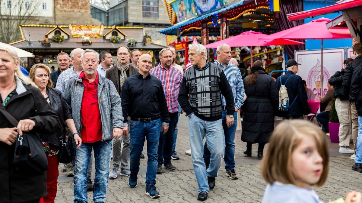 Der Erfurter Altstadtfrühling sorgt für eine Mischung aus Spannung, Nervenkitzel und Spaß für die ganze Familie. Vom 30. März bis zum 14. April 2024 laden wieder 56 Schausteller auf dem Erfurter Domplatz ein. Getestet wurden vom Beigeordneten für Kultur, Stadtentwicklung und Welterbe - Dr. Tobias J. Knoblich und dem Beigeordneten für Sicherheit, Umwelt und Sport - Andreas Horn die Geisterbahn und der „fliegende Teppich“. Ihr Urteil ist: Spaßfaktor garantiert.