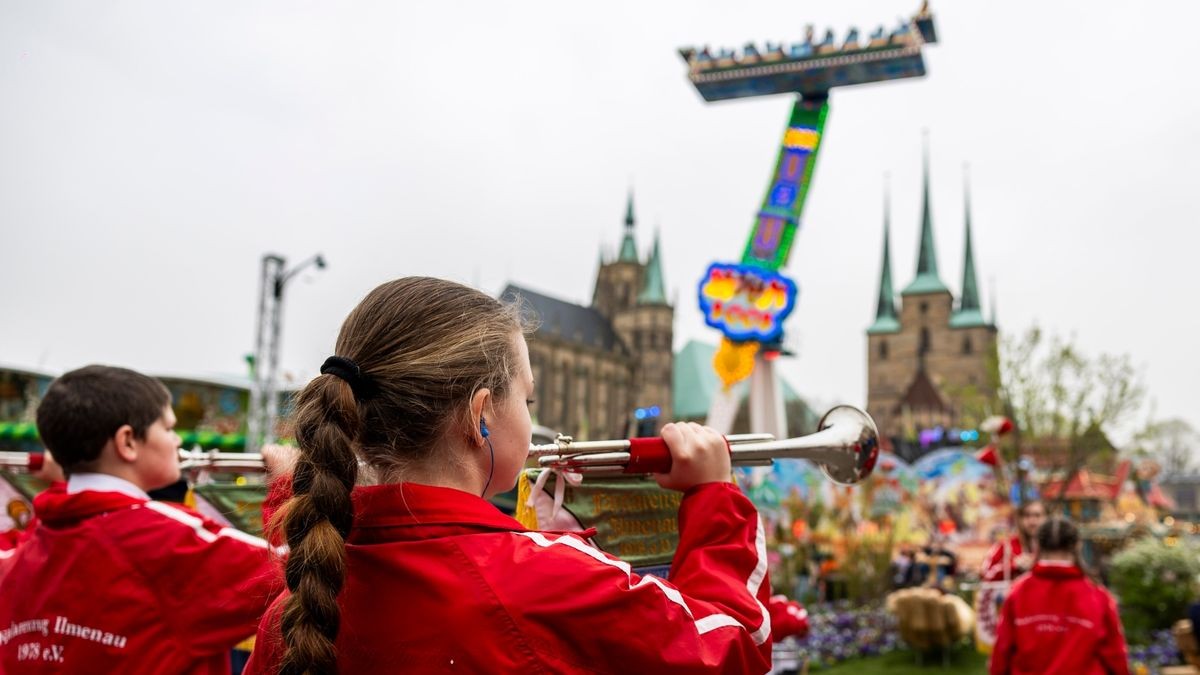 Der Erfurter Altstadtfrühling sorgt für eine Mischung aus Spannung, Nervenkitzel und Spaß für die ganze Familie. Vom 30. März bis zum 14. April 2024 laden wieder 56 Schausteller auf dem Erfurter Domplatz ein. Getestet wurden vom Beigeordneten für Kultur, Stadtentwicklung und Welterbe - Dr. Tobias J. Knoblich und dem Beigeordneten für Sicherheit, Umwelt und Sport - Andreas Horn die Geisterbahn und der „fliegende Teppich“. Ihr Urteil ist: Spaßfaktor garantiert.