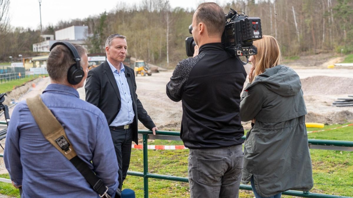 Hinter Bürgermeister Jens Kramer (CDU) entsteht derzeit der UEFA-konforme Fußballplatz. Ein Team der ARD Tagesthemen macht sich einen Eindruck von Blankenhain.