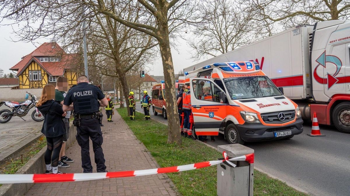 20240330 / Bad Berka / Junger Kradfahrer stürzt und verletzt sich schwer /
Bei einem Unfall in Bad Berka im Weimarer Land ist am Samstagnachmittag ein Motorradfahrer schwer verletzt worden. Wie die Polizei am Sonntag informierte, sei der 18-Jährige mit seinem Motorrad gegen 15.30 Uhr in der Weimarischen Straße stadtauswärts auf den rechten Bordstein geraten, stürzte und prallte gegen einen am Fahrbahnrand stehenden Baum.
Durch den Sturz wurde der Jugendliche schwer verletzt und musste mit einem Rettungswagen in ein Krankenhaus gebracht werden. Am Motorrad sei ein Sachschaden von 500 Euro entstanden.
Da in der Nähe kein Notarzt verfügbar war, musste einer mit dem Hubschrauber 