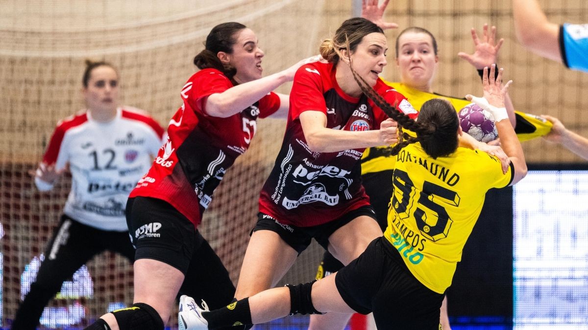 Im Griff: Josefine Hanfland (links) und Anika Niederwieser stoppen Dortmunds Carmen Campos.