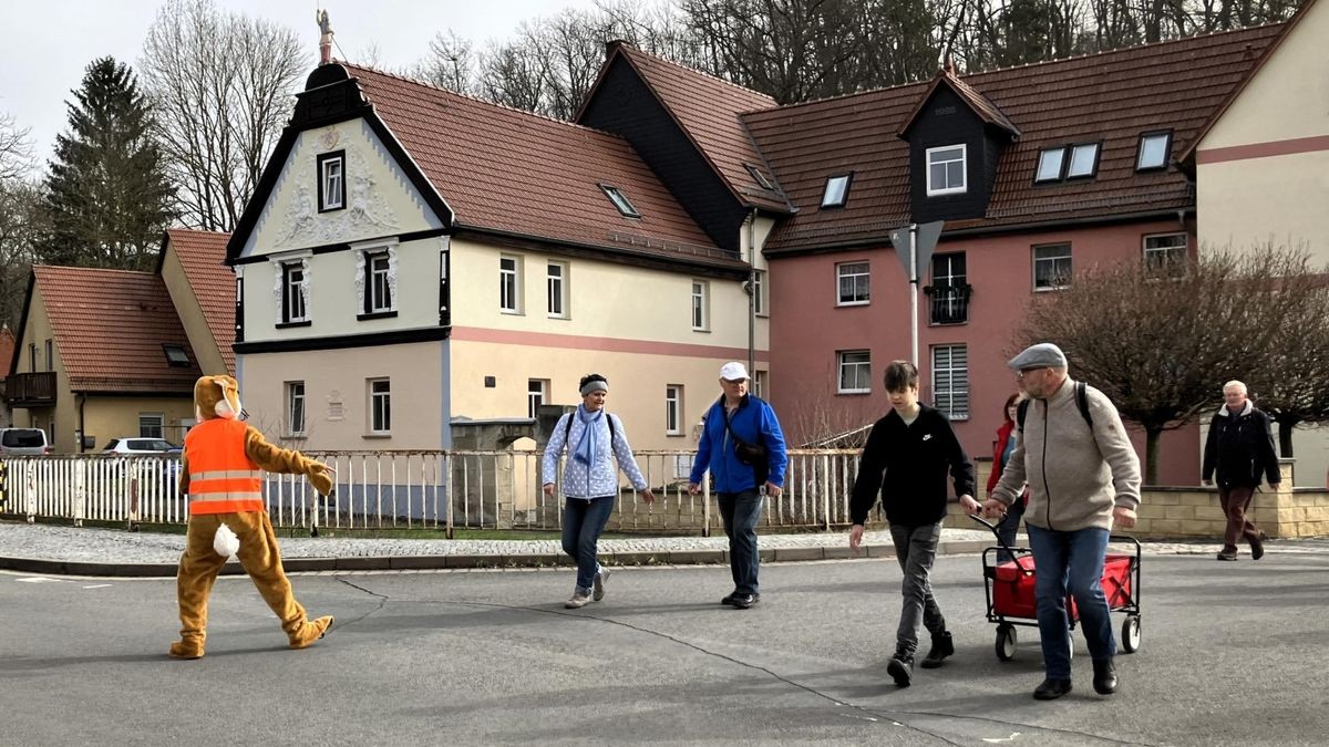 Peggy Kollmann im Hasenkostüm sichert die Straße auf dem Weg Richtung Streitholz.