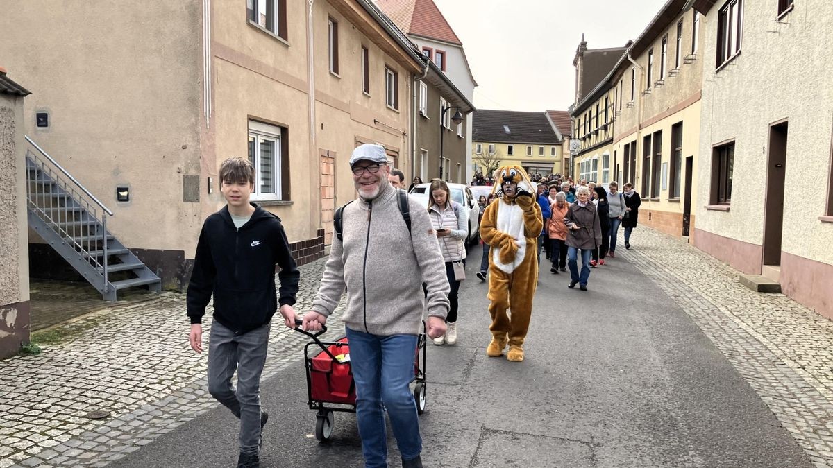 Frank Pahne-Feistkorn (rechts) und Lenny Schirrmeister zogen den Handwagen mit Hasenbroten und kleinen Schnäpsen für die Erwachsenen.