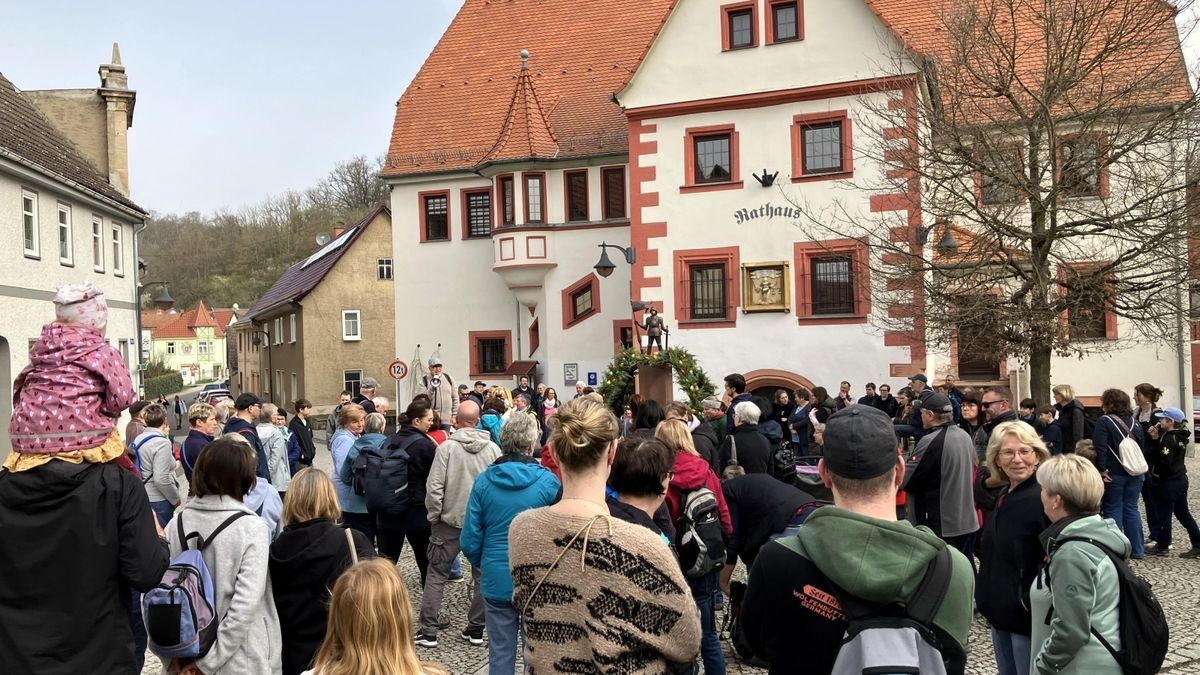 Der Osterspaziergang mit dem Heimatverein Rastenberg startete am geschmückten Brunnen vor dem Rathaus.