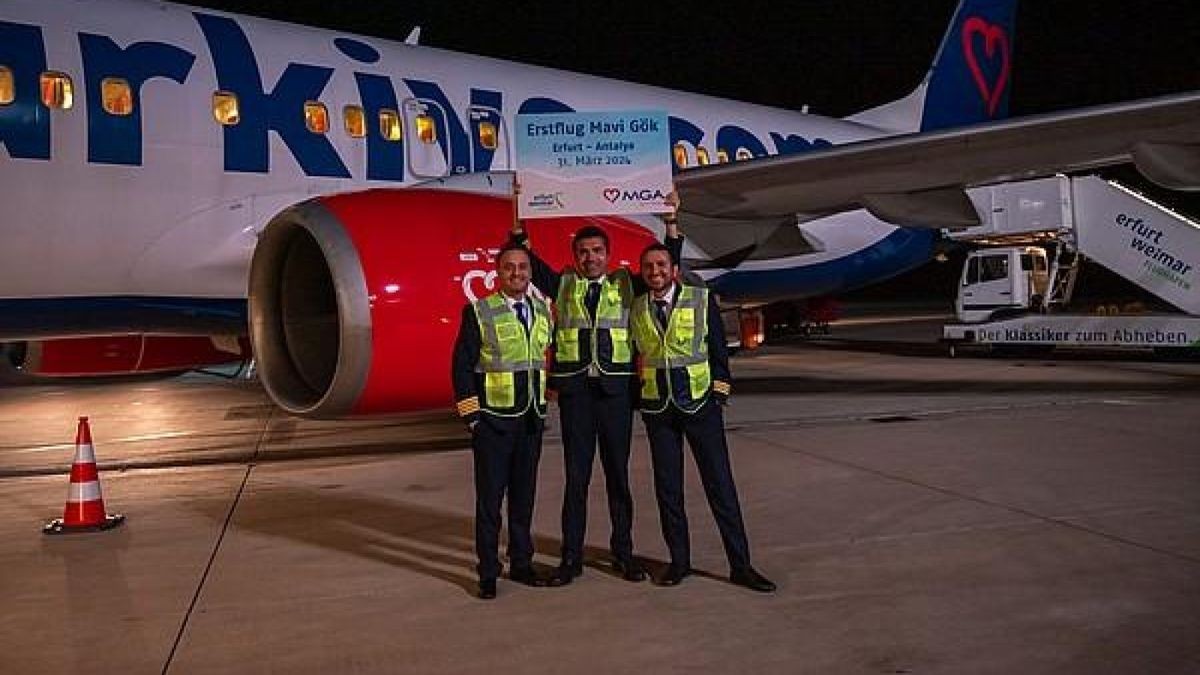 Die Mitarbeiter der Airline Mavi Gök freuen sich über den Erstflug von Erfurt nach Antalya.