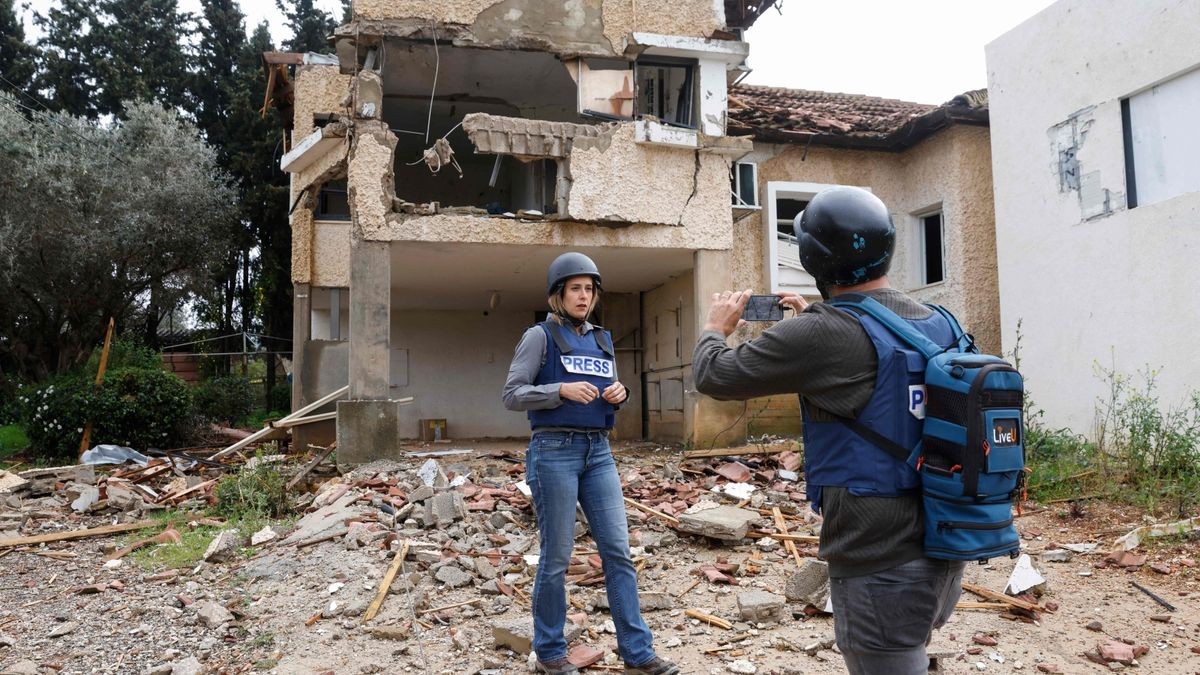 Reporter könnten bald deutlich mehr Hürden bei der Berichterstattung aus Israel drohen. Das Parlament verabschiedete ein restriktives Gesetz für Fernsehsender.