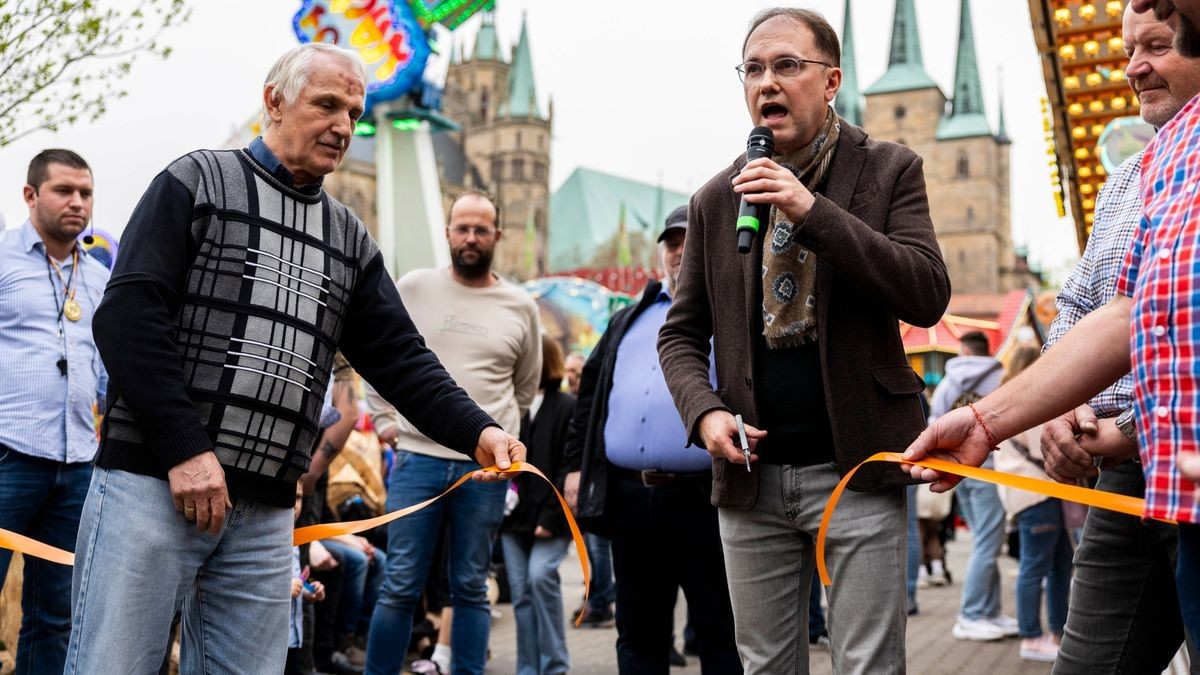 Tobias Knoblich, Beigeordneten für Kultur, durchschnitt zur Eröffnung des Altstadtfrühlings das Band. Unterstützt wurde er dabei von Schausteller Jürgen Stoll (links).