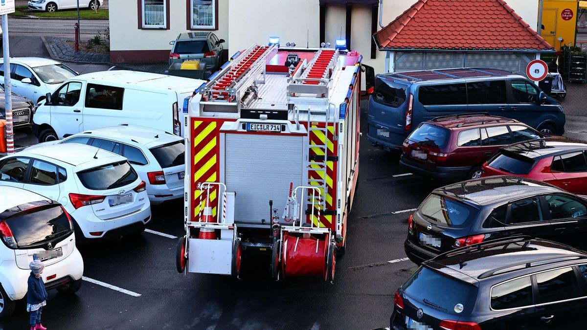 Keine Seltenheit für die Einsatzkräfte der Feuerwehr Uder: Der Parkplatz des benachbarten Supermarktes ist so voll, dass das Löschfahrzeug nicht durchkommt.