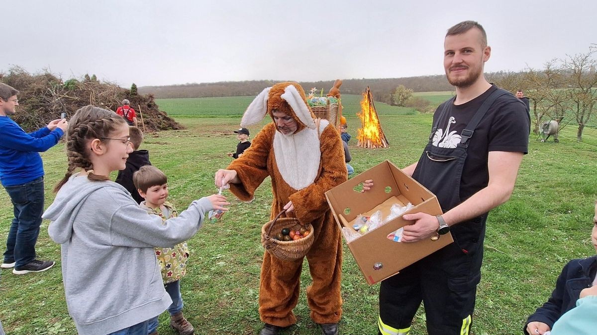 Beutelchen voller Süßigkeiten hatte der Osterhase (Matthias Kunze) für die Mädchen und Jungen mitgebracht. Die Kiste leerte sich wie von selbst.