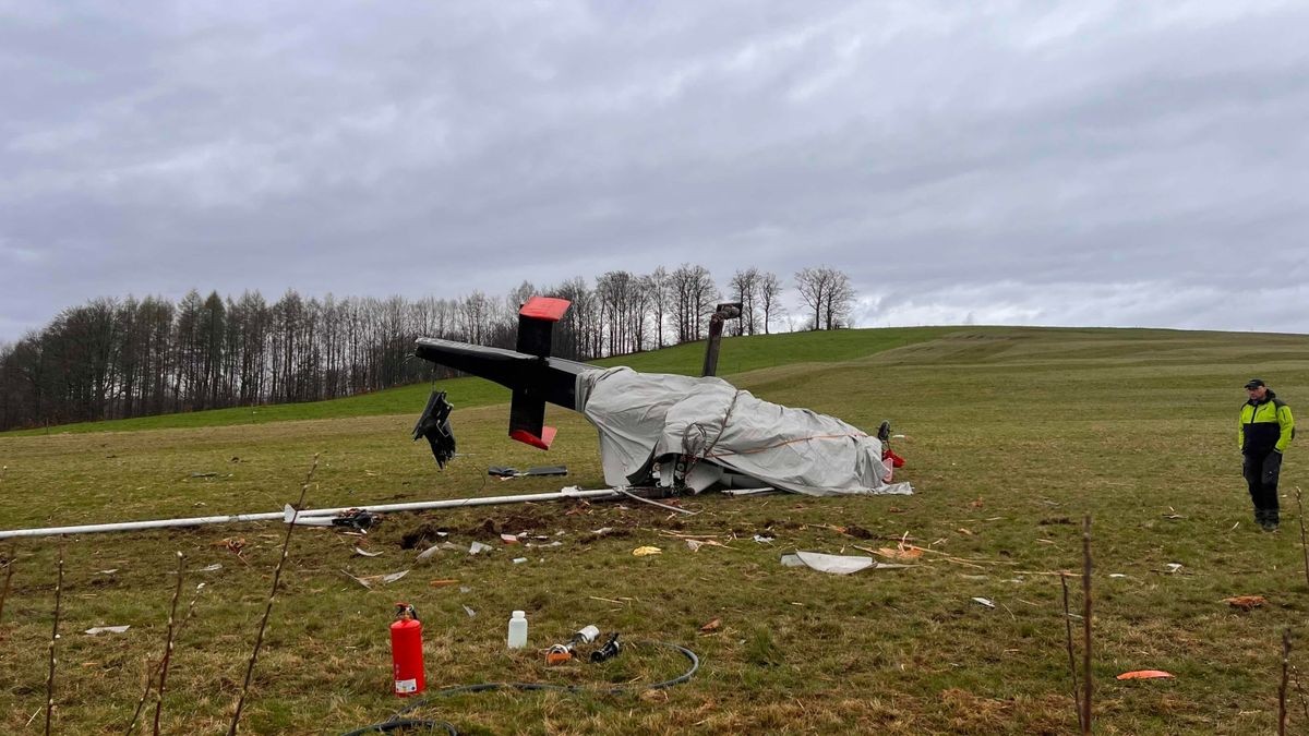 Zu einem Hubschrauber-Unfall ist es heute in Judenbach im Landkreis Sonneberg gekommen. Dort stürzte ein einsitziger Spezialhubschrauber der Schweizer Firma Rotex-Helicopter ab, der mit einer Spezialstange und einem speziellen hydraulischen Greifer zuvor Bäume an einem Steilhang gesägt und ausgeflogen hatte. Wie der MDR berichtet, hatte ihn eine starke Böe erwischt.