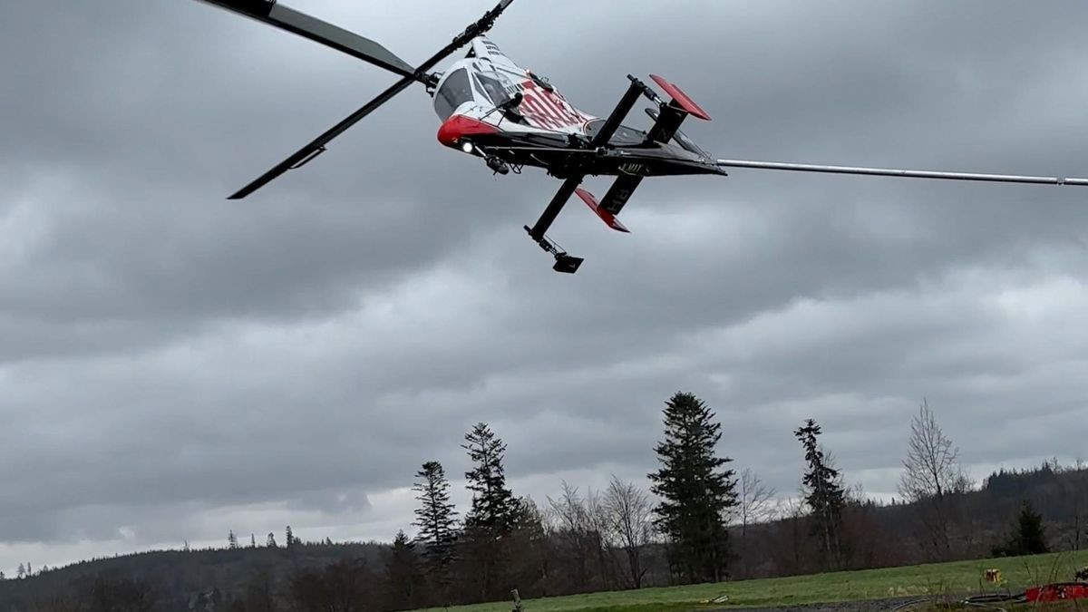 Zu einem Hubschrauber-Unfall ist es heute in Judenbach im Landkreis Sonneberg gekommen. Dort stürzte ein einsitziger Spezialhubschrauber der Schweizer Firma Rotex-Helicopter ab, der mit einer Spezialstange und einem speziellen hydraulischen Greifer zuvor Bäume an einem Steilhang gesägt und ausgeflogen hatte. Wie der MDR berichtet, hatte ihn eine starke Böe erwischt.