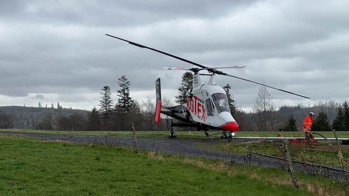 Zu einem Hubschrauber-Unfall ist es heute in Judenbach im Landkreis Sonneberg gekommen. Dort stürzte ein einsitziger Spezialhubschrauber der Schweizer Firma Rotex-Helicopter ab, der mit einer Spezialstange und einem speziellen hydraulischen Greifer zuvor Bäume an einem Steilhang gesägt und ausgeflogen hatte. Wie der MDR berichtet, hatte ihn eine starke Böe erwischt.