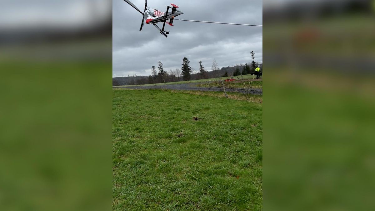 Zu einem Hubschrauber-Unfall ist es heute in Judenbach im Landkreis Sonneberg gekommen. Dort stürzte ein einsitziger Spezialhubschrauber der Schweizer Firma Rotex-Helicopter ab, der mit einer Spezialstange und einem speziellen hydraulischen Greifer zuvor Bäume an einem Steilhang gesägt und ausgeflogen hatte. Wie der MDR berichtet, hatte ihn eine starke Böe erwischt.