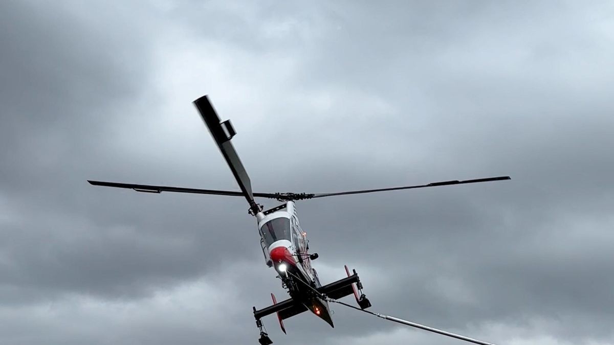 Zu einem Hubschrauber-Unfall ist es heute in Judenbach im Landkreis Sonneberg gekommen. Dort stürzte ein einsitziger Spezialhubschrauber der Schweizer Firma Rotex-Helicopter ab, der mit einer Spezialstange und einem speziellen hydraulischen Greifer zuvor Bäume an einem Steilhang gesägt und ausgeflogen hatte. Wie der MDR berichtet, hatte ihn eine starke Böe erwischt.