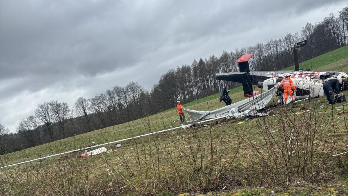 Zu einem Hubschrauber-Unfall ist es heute in Judenbach im Landkreis Sonneberg gekommen. Dort stürzte ein einsitziger Spezialhubschrauber der Schweizer Firma Rotex-Helicopter ab, der mit einer Spezialstange und einem speziellen hydraulischen Greifer zuvor Bäume an einem Steilhang gesägt und ausgeflogen hatte. Wie der MDR berichtet, hatte ihn eine starke Böe erwischt.