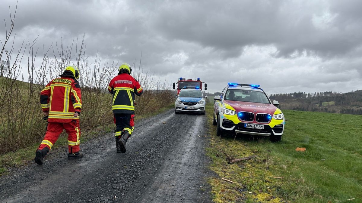 Zu einem Hubschrauber-Unfall ist es heute in Judenbach im Landkreis Sonneberg gekommen. Dort stürzte ein einsitziger Spezialhubschrauber der Schweizer Firma Rotex-Helicopter ab, der mit einer Spezialstange und einem speziellen hydraulischen Greifer zuvor Bäume an einem Steilhang gesägt und ausgeflogen hatte. Wie der MDR berichtet, hatte ihn eine starke Böe erwischt.