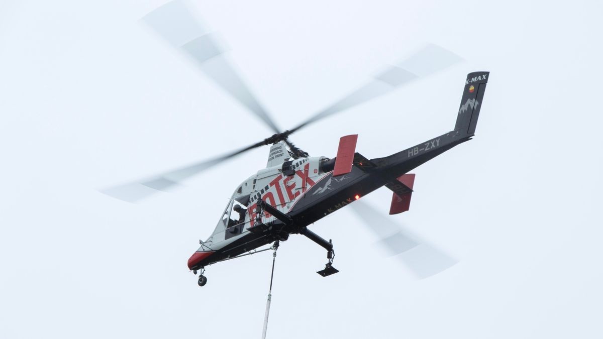 Zu einem Hubschrauber-Unfall ist es heute in Judenbach im Landkreis Sonneberg gekommen. Dort stürzte ein einsitziger Spezialhubschrauber der Schweizer Firma Rotex-Helicopter ab, der mit einer Spezialstange und einem speziellen hydraulischen Greifer zuvor Bäume an einem Steilhang gesägt und ausgeflogen hatte. Wie der MDR berichtet, hatte ihn eine starke Böe erwischt.