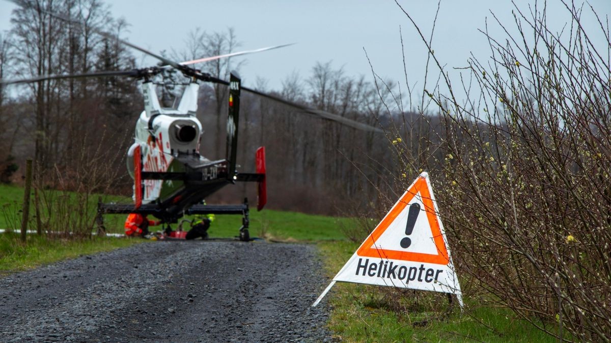 Zu einem Hubschrauber-Unfall ist es heute in Judenbach im Landkreis Sonneberg gekommen. Dort stürzte ein einsitziger Spezialhubschrauber der Schweizer Firma Rotex-Helicopter ab, der mit einer Spezialstange und einem speziellen hydraulischen Greifer zuvor Bäume an einem Steilhang gesägt und ausgeflogen hatte. Wie der MDR berichtet, hatte ihn eine starke Böe erwischt.