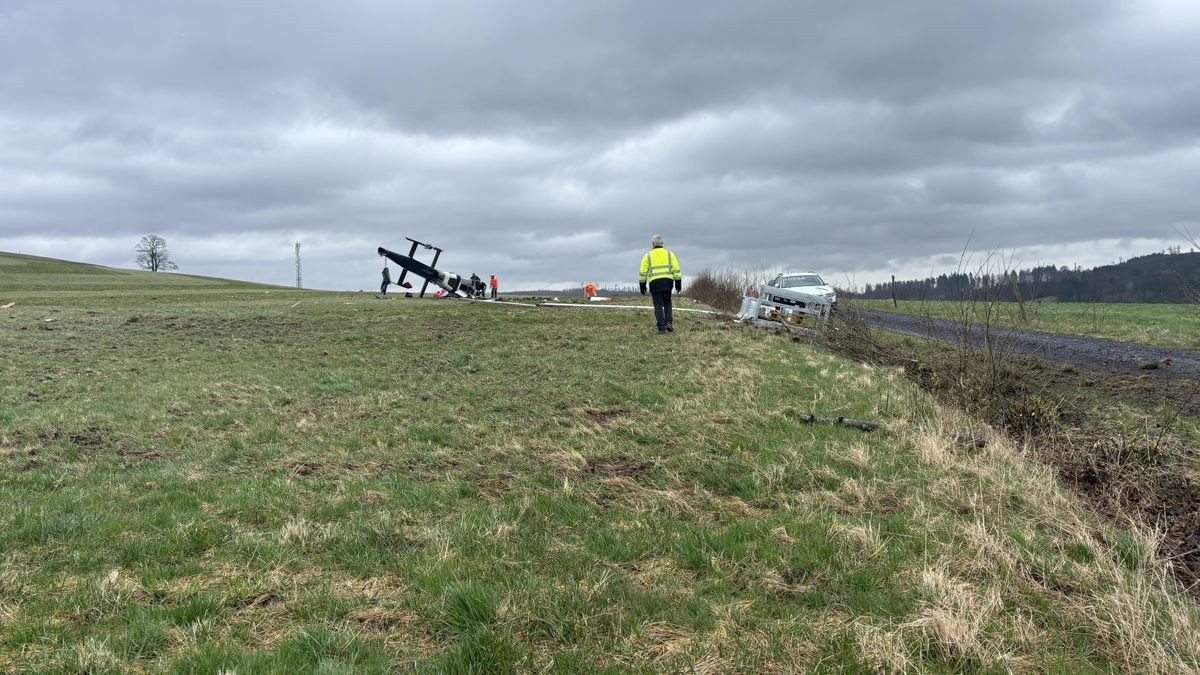 Zu einem Hubschrauber-Unfall ist es heute in Judenbach im Landkreis Sonneberg gekommen. Dort stürzte ein einsitziger Spezialhubschrauber der Schweizer Firma Rotex-Helicopter ab, der mit einer Spezialstange und einem speziellen hydraulischen Greifer zuvor Bäume an einem Steilhang gesägt und ausgeflogen hatte. Wie der MDR berichtet, hatte ihn eine starke Böe erwischt.